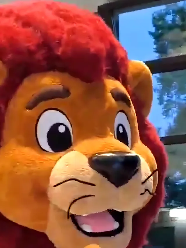 Maskot lva sportovního klubu na akci